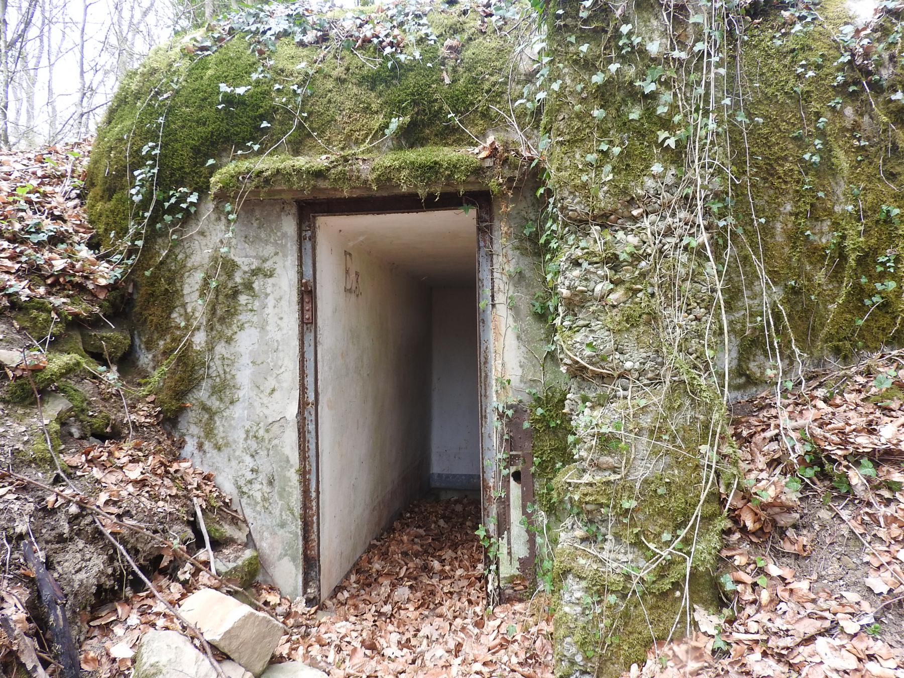 Ligne Maginot - E3 - (Chambre de coupure) - L'entrée de la chambre et sur la droite le conduit pour entrée de câbles supplémentaires - STENGER Mathieu