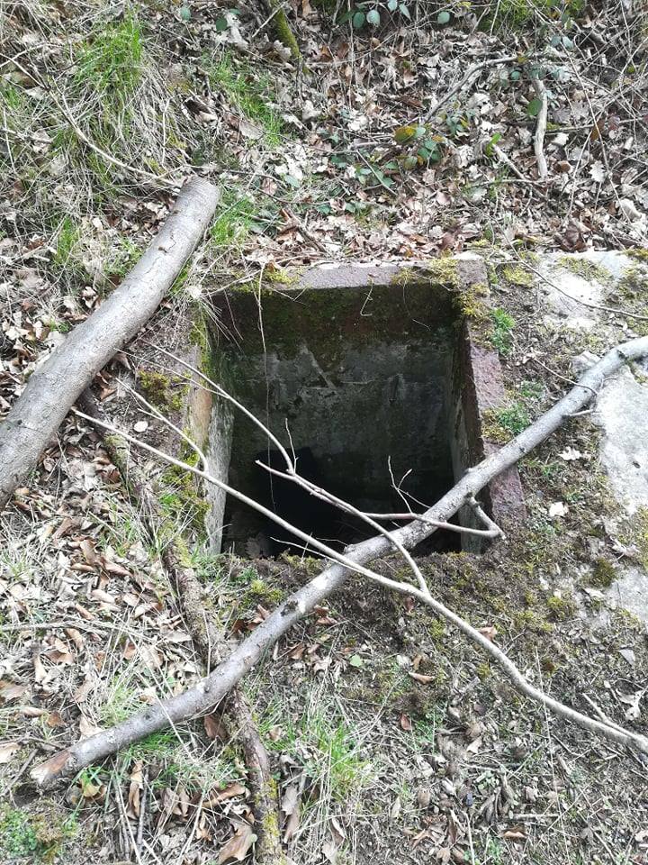 Ligne Maginot - UX 2 - (Chambre de coupure) - La chambre de coupure est remplie de terre et de divers déchets depuis plus de 10 ans. - Yann Kremer