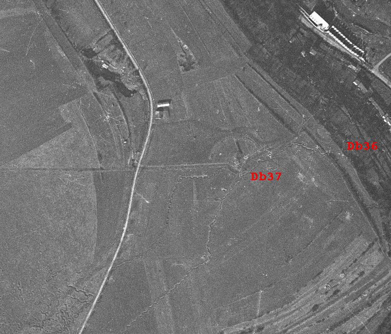 Ligne Maginot - DB37 - (Blockhaus pour canon) - Sur cette vue aérienne du 2 mars 1940, Db37 bien visible. Db36 dans la forêt est moins visible. - IGN - Géoportail 1940