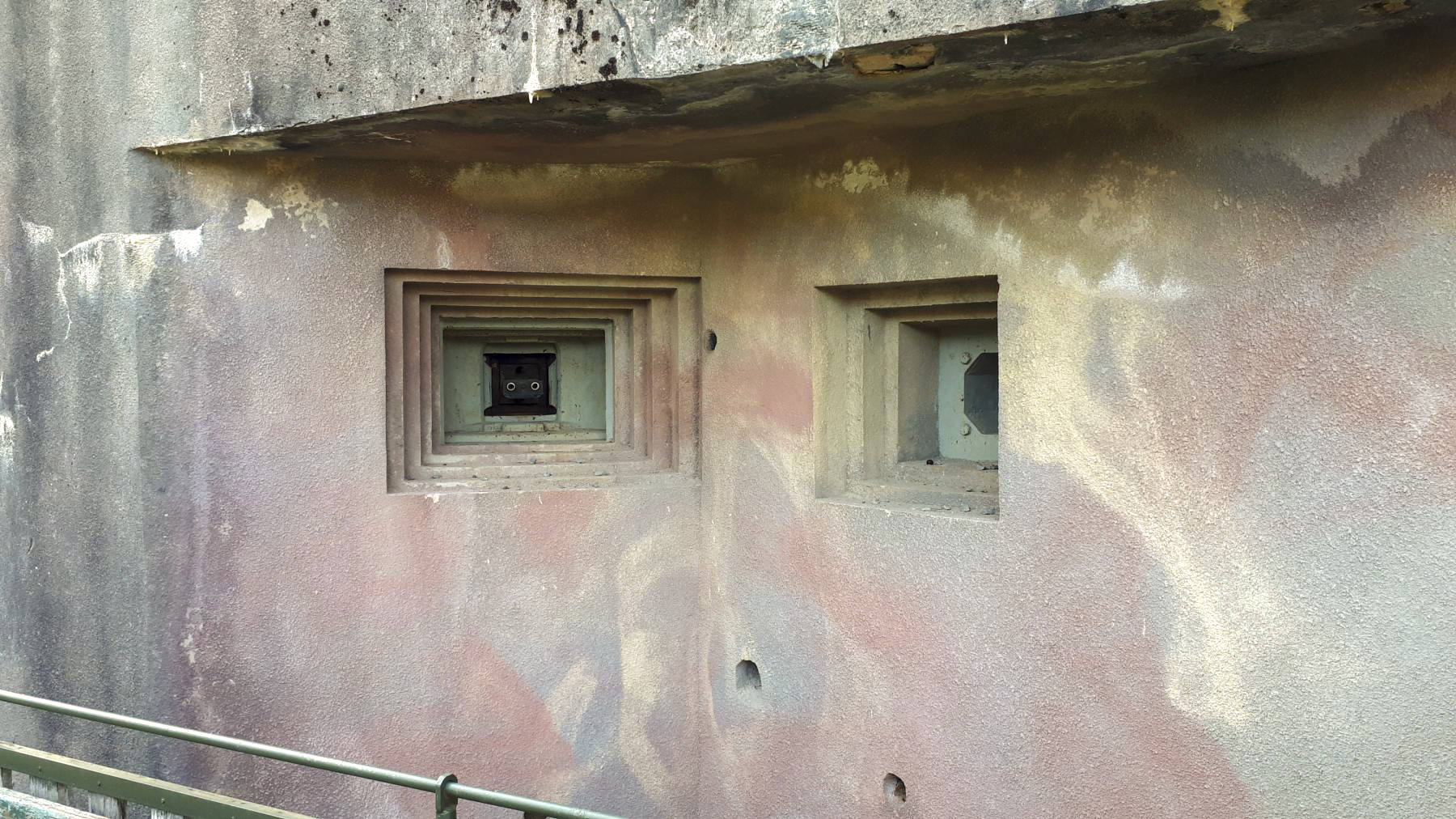Ligne Maginot - FOUR A CHAUX - FAC - (Ouvrage d'artillerie) - Entrée des hommes
Créneau JM/canon de 47 et créneau FM - Gregory Fuchs