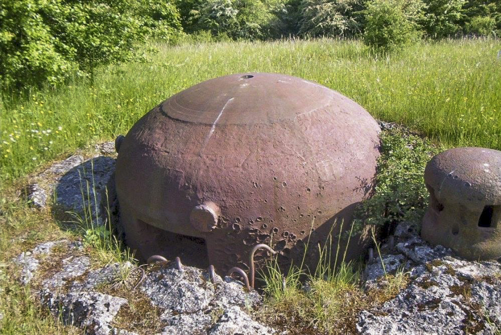Ligne Maginot - FOUR A CHAUX - FAC - (Ouvrage d'artillerie) - Bloc 1
Cloche GFM Est et champignon de prise d'air - GRAMI