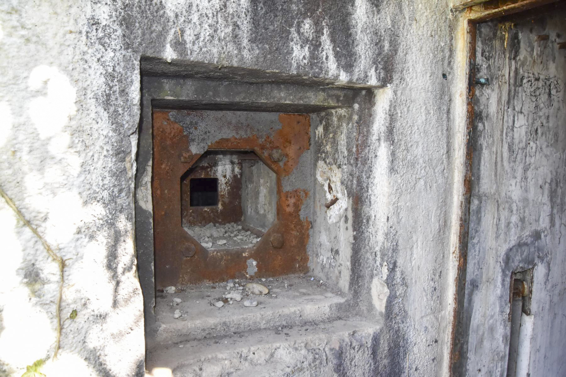 Ligne Maginot - 61/3 - OTTMARSHEIM SUD - (Casemate d'infanterie - Double) - Créneau FM entrée - Daniel Froehly