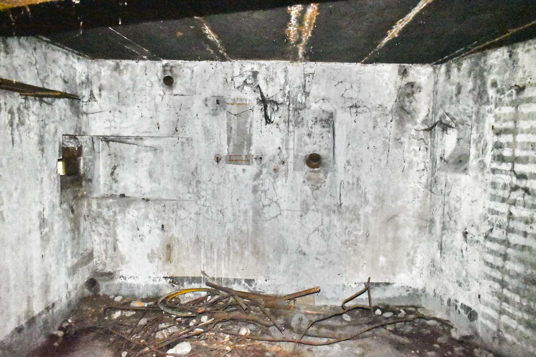 Ligne Maginot - 61/3 - OTTMARSHEIM SUD - (Casemate d'infanterie - Double) - Chambre tir nord
A gauche trémie FM de l'entrée et goulotte LG - Daniel Froehly