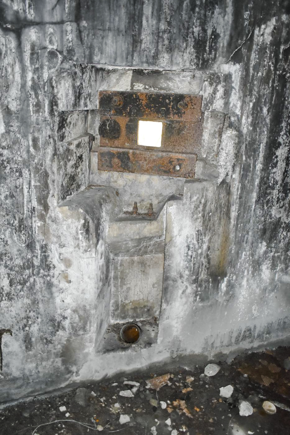 Ligne Maginot - 61/3 - OTTMARSHEIM SUD - (Casemate d'infanterie - Double) - Trémie FM de la chambre de repos - Daniel Froehly