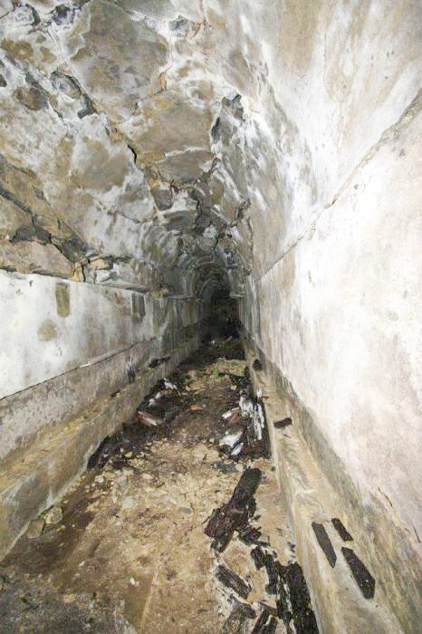 Ligne Maginot - FOUR A CHAUX - FAC - (Ouvrage d'artillerie) - Bloc 1 
Les effets des destructions liées aux essais allemands sont nettement visibles dans la galerie et expliquent que ce bloc n'ait pas été remis en état après guerre - GRAMI