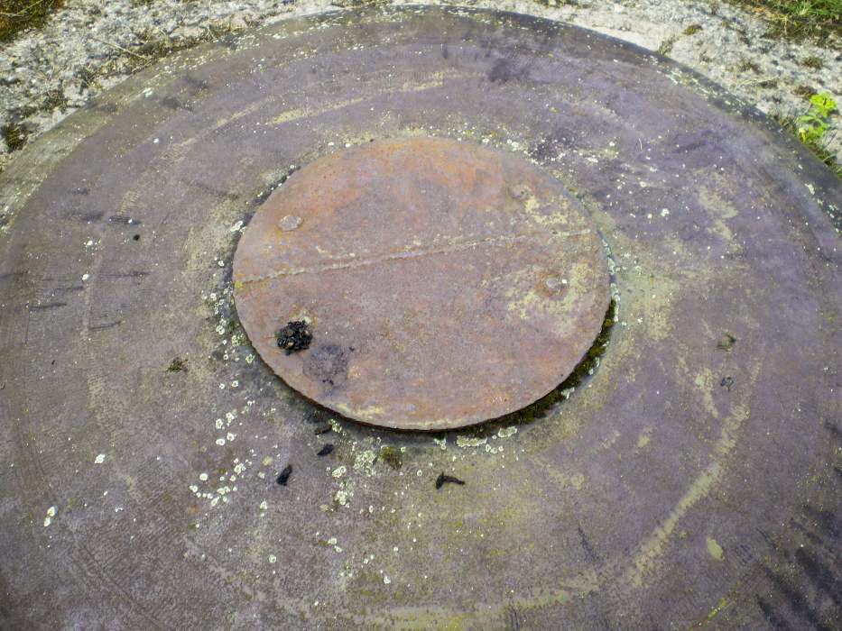 Ligne Maginot - FOUR A CHAUX - FAC - (Ouvrage d'artillerie) - Bloc 3
La cloche LG obturée, l'arme n'ayant jamais été mise au point - donceuh