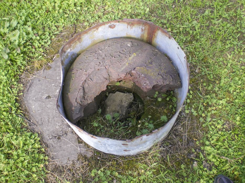 Ligne Maginot - FOUR A CHAUX - FAC - (Ouvrage d'artillerie) - Bloc 4
Champignon de prise d'air détruit par l'explosion du bloc à coté de la cloche VDP - donceuh
