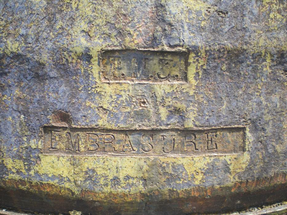 Ligne Maginot - FOUR A CHAUX - FAC - (Ouvrage d'artillerie) - Bloc 5
Tourelle de mitrailleuses
Marquage destiné au positionnement des embrasures lors du montage - donceuh