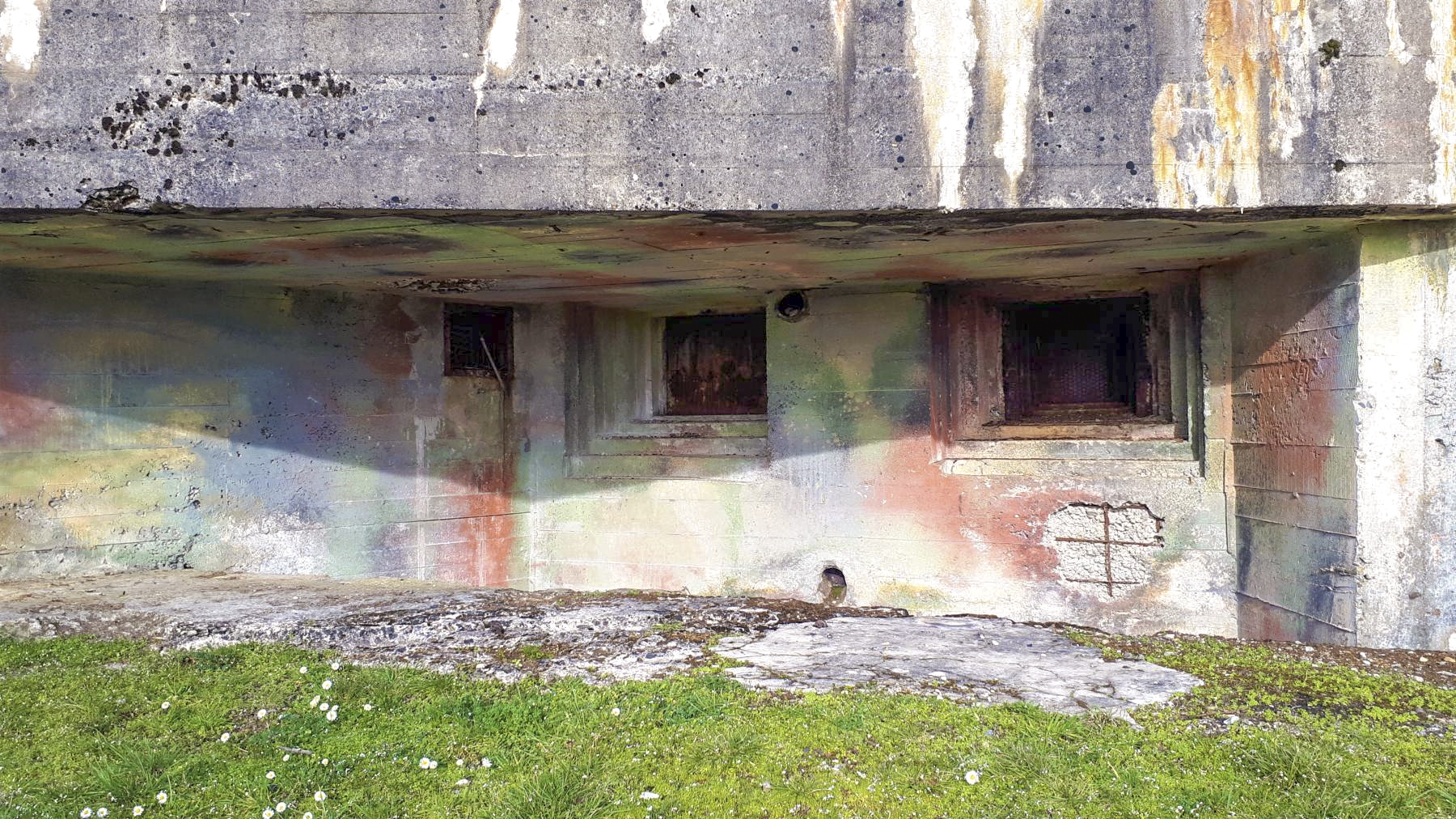 Ligne Maginot - FOUR A CHAUX - FAC - (Ouvrage d'artillerie) - Bloc 6
Créneaux de la casemate d'infanterie et peinture de camouflage   - Gregory Fuchs
