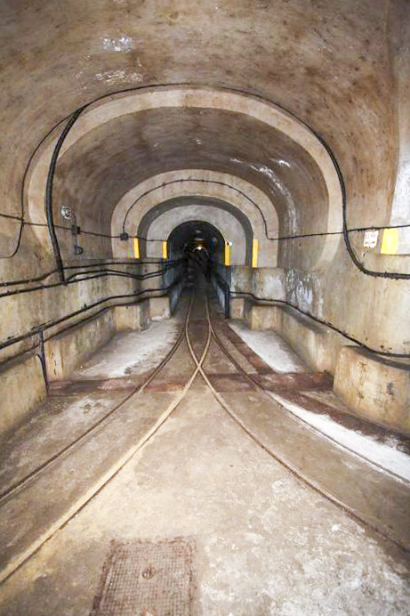 Ligne Maginot - FOUR A CHAUX - FAC - (Ouvrage d'artillerie) - Bifurcation vers les blocs 5 et 6
Les galeries fortement endommagées par les destructions allemandes ont été réparées avec entre autres des voutes préfabriquées installées en sous-oeuvre - GRASSER Michel