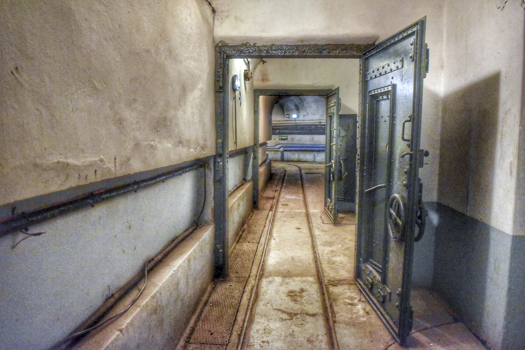 Ligne Maginot - FOUR A CHAUX - FAC - (Ouvrage d'artillerie) - Bloc 2
Sas étanche au pied du bloc - MENGES Judith