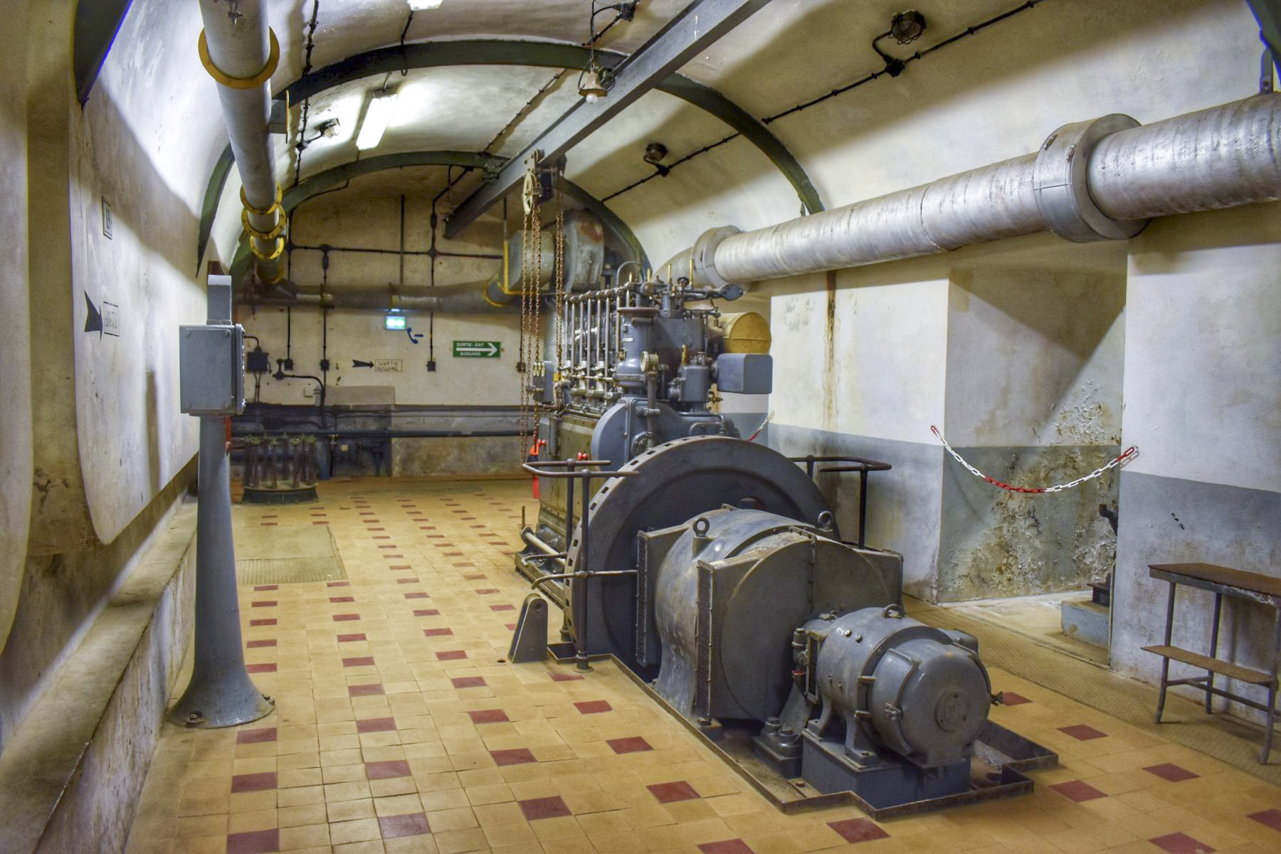 Ligne Maginot - FOUR A CHAUX - FAC - (Ouvrage d'artillerie) - L'usine électrique
Groupes électrogènes à moteur SULZER 4 DF 22.
Ces groupes ont été installés en 1954 en remplacement des groupes 4 KD 22 d'origine - Judith M.