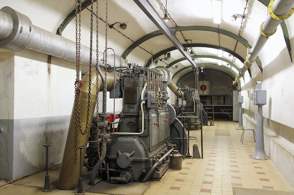 Ligne Maginot - FOUR A CHAUX - FAC - (Ouvrage d'artillerie) - Usine électrique
Groupes électrogènes à moteur SULZER 4 DF 22.
Ces groupes ont été installés en 1954 en remplacement des groupes 4 KD 22 d'origine - GRAMI