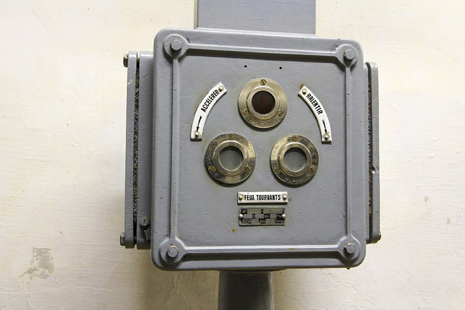 Ligne Maginot - FOUR A CHAUX - FAC - (Ouvrage d'artillerie) - Usine électrique
Colonne de feux tournant destinée à permettre la synchronisation des groupes électrogènes et leur couplage - GRAMI