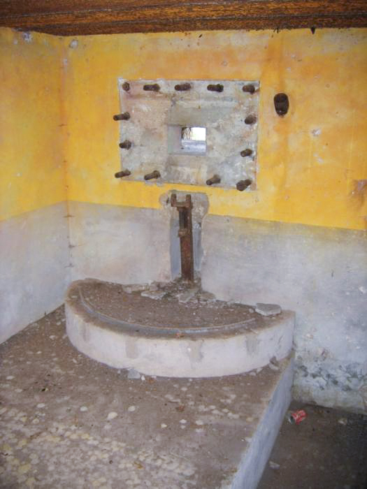 Ligne Maginot - NEUNHOFFEN NORD OUEST 1 - (Casemate d'infanterie) - Premier créneau, initialement doté d'une plaque d'embrasure et d'un affut type N - Antoine SCHOEN