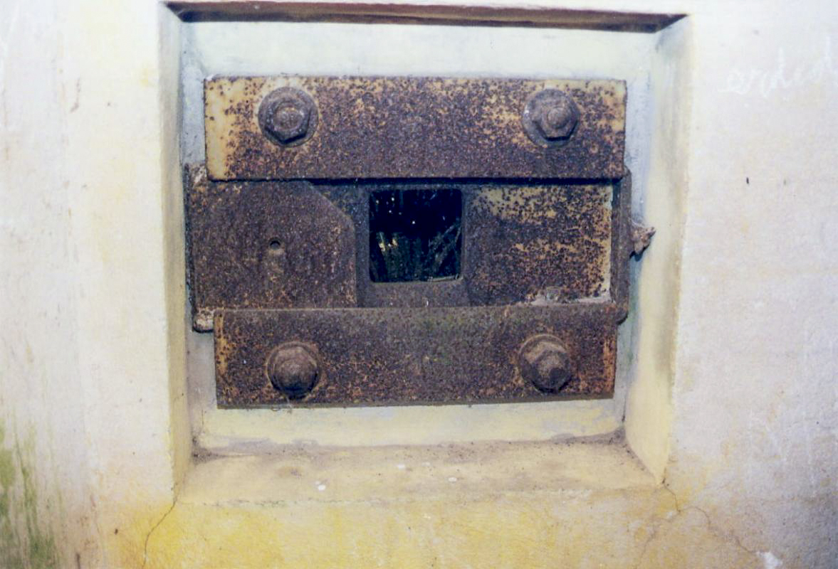 Ligne Maginot - NEUNHOFFEN NORD OUEST 1 - (Casemate d'infanterie) - Le créneau pour FM avec son support SP - HAAG Robert
