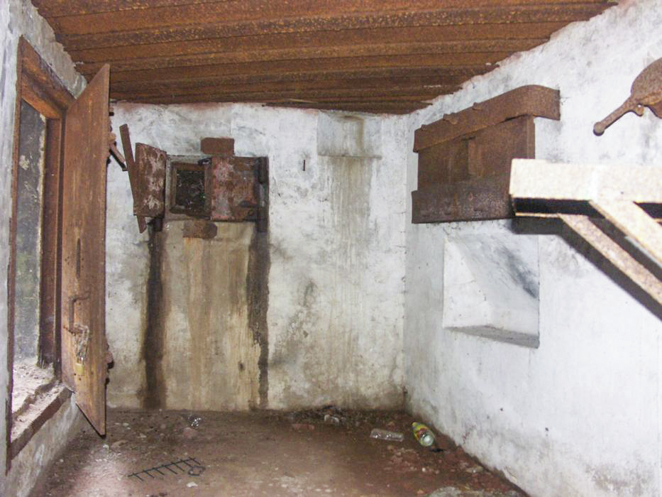 Ligne Maginot - NEUWEIHER 2 (Blockhaus pour arme infanterie) - Vue des systémes d'allumage du dispositif de destruction 18 QM et du créneau mitrailleuse gauche. - Pascal LAMBERT
