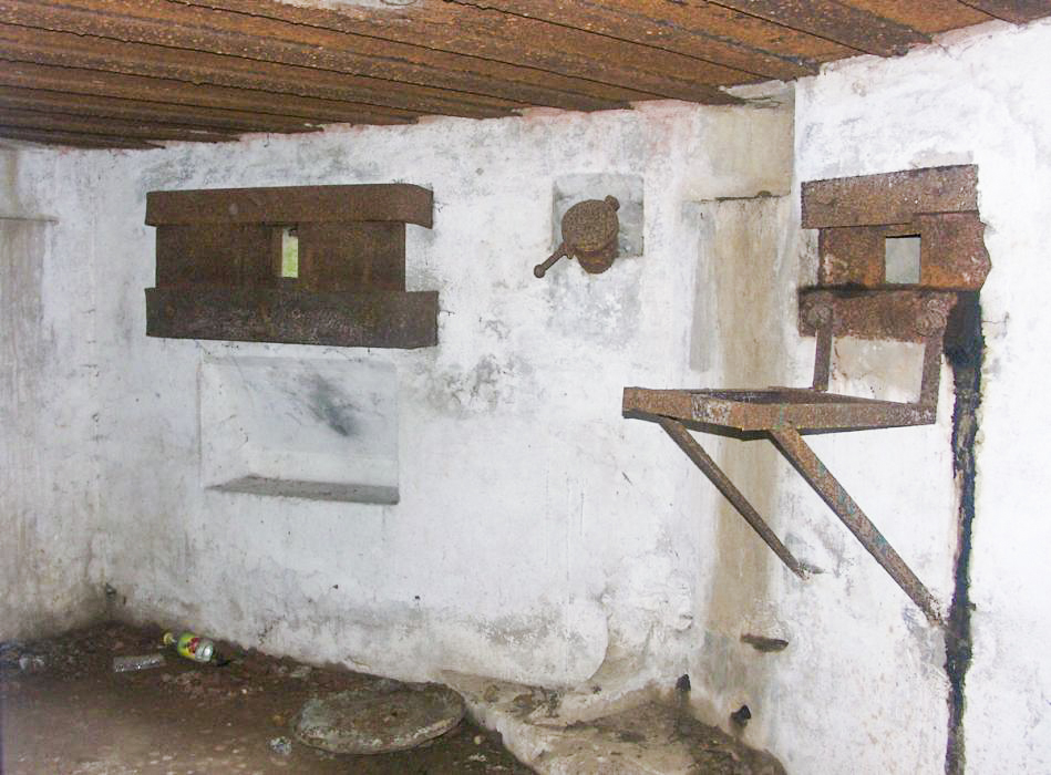 Ligne Maginot - NEUWEIHER 2 (Blockhaus pour arme infanterie) - Créneau de mitrailleuse gauche, goulotte lance grenade et créneau central pour fusil mitrailleur - Pascal LAMBERT