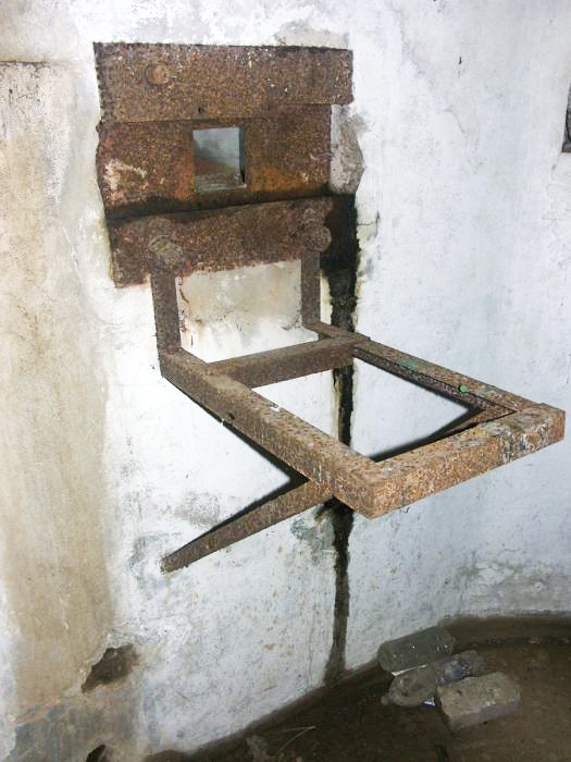 Ligne Maginot - NEUWEIHER 2 (Blockhaus pour arme infanterie) - Créneau pour fusil mitrailleur et suport de confection locale - Pascal LAMBERT
