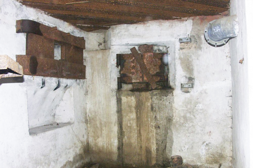Ligne Maginot - NEUWEIHER 2 (Blockhaus pour arme infanterie) - Créneau de mitrailleuse droite et systéme de mise à feu du dispositif de destruction 17 QM.
Le support du système de ventilation et la gaine d'arrivée d'air sont visibles sur la photo - Pascal LAMBERT