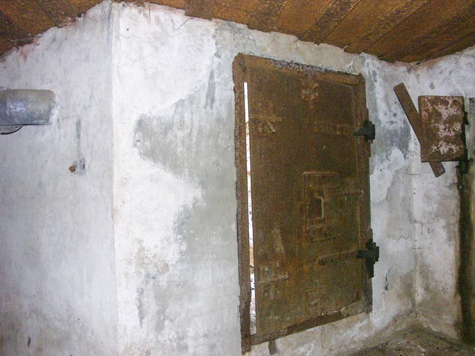 Ligne Maginot - NEUWEIHER 2 (Blockhaus pour arme infanterie) - Porte d'entrée munie d'un créneau de défense rapprochée pour FM - Pascal LAMBERT