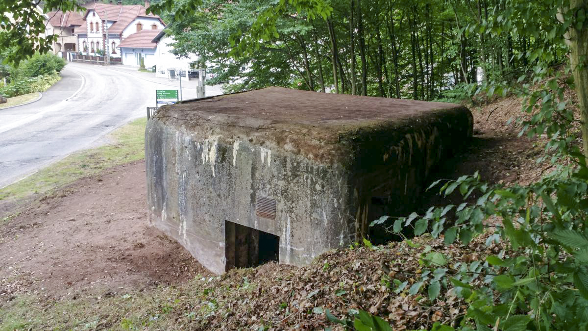 Ligne Maginot - PHILIPPSBOURG - (Blockhaus pour canon) - Vue sur les deux entrées - A.F.V.N. Association des Amis de la Fortification des Vosges du Nord