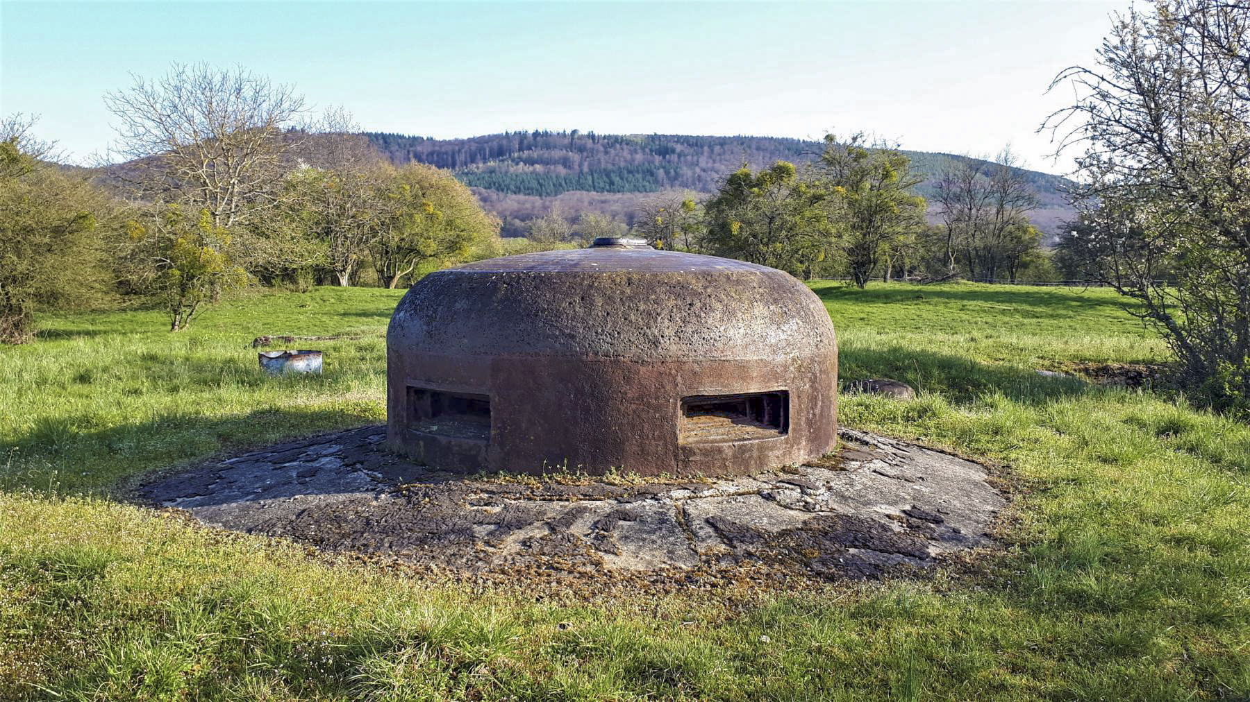Ligne Maginot - FOUR A CHAUX - FAC - (Ouvrage d'artillerie) - Bloc 4
Cloche VDP
En arrière plan le Langenberg où se trouve deux observatoires travaillant également au profit de l'ouvrage - Gregory Fuchs
