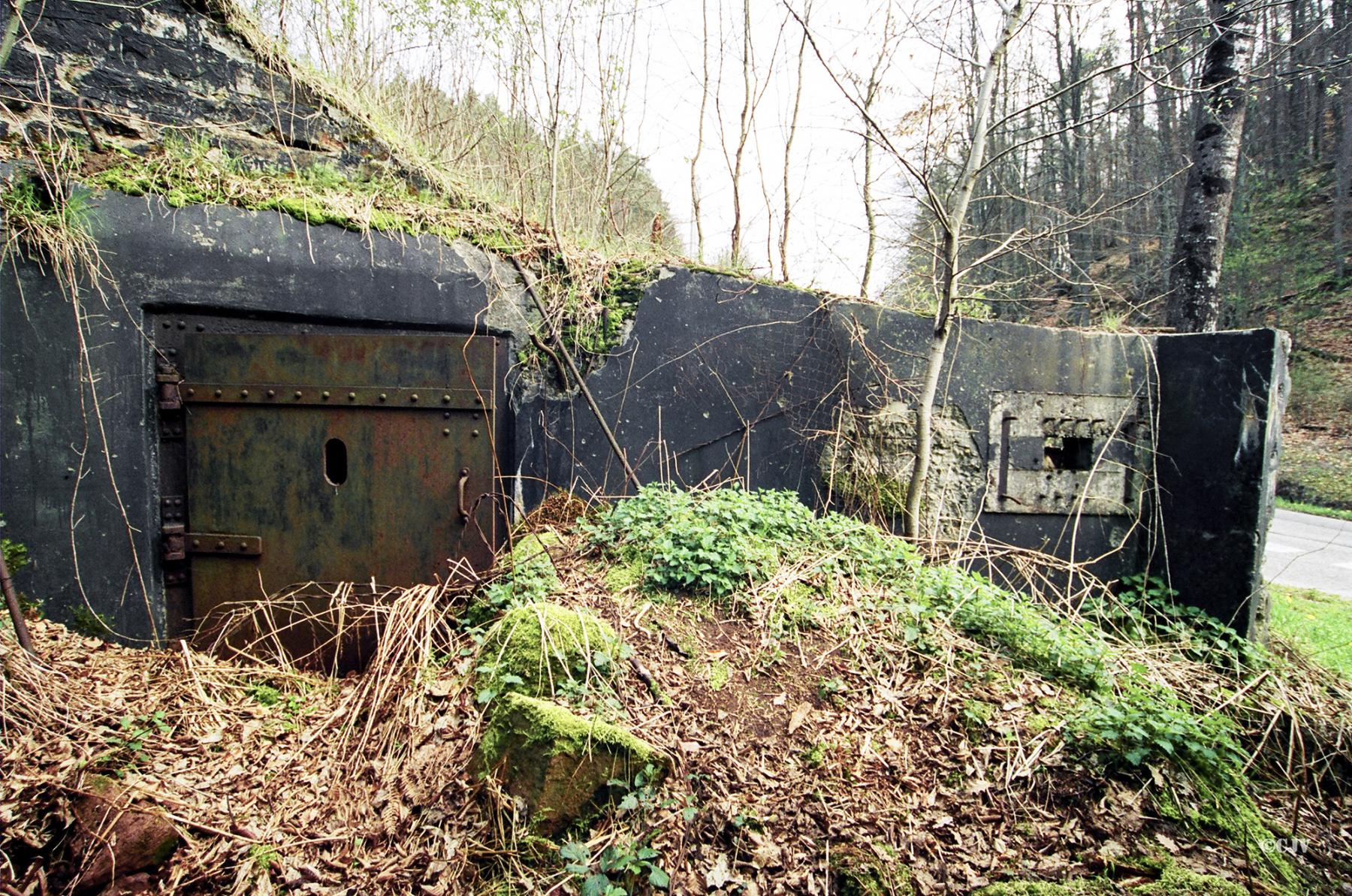 Ligne Maginot - WEIHERSTHAL Sud (Blockhaus pour canon) - Créneau nord de l'extension et entrée du blockhaus - Lia VERMEULEN