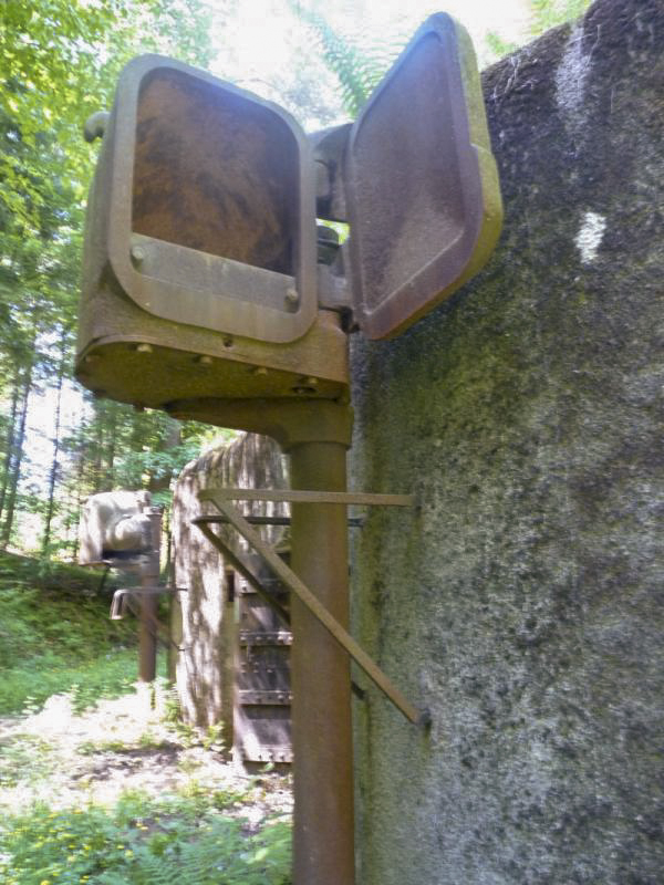 Ligne Maginot - WINECKERTHAL OUEST - (Casemate d'infanterie - Double) - L'entrée (centrée) et les deux phares blindés - Aditus
