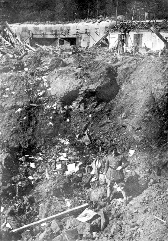 Ligne Maginot - SCHOENENBOURG - (Ouvrage d'artillerie) - L'entrée des hommes avec un cratère de bombe au premier plan - Inconnu