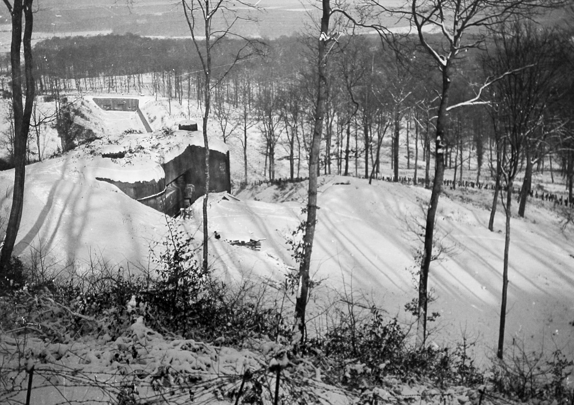Ligne Maginot - HACKENBERG - A19 - (Ouvrage d'artillerie) - Bloc 24 au premier plan et le bloc 25 au fond pendant l'hiver 1940. Noter le réseau de rails antichars. - inconnu