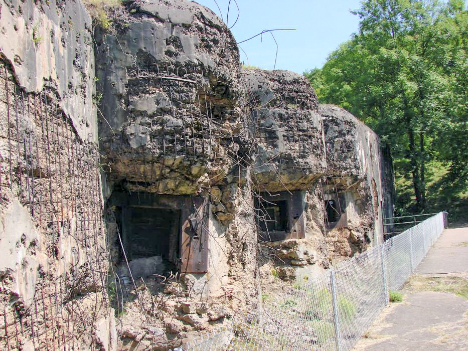 Ligne Maginot - HACKENBERG - A19 (Ouvrage d'artillerie) - Bloc 8
Casemate d'artillerie pilonnée par l'artillerie américaine en 1944 - Schnoupf
