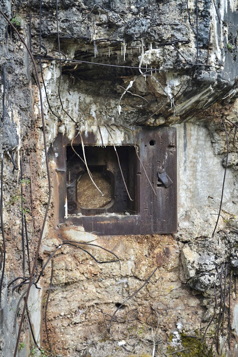 Ligne Maginot - HACKENBERG - A19 (Ouvrage d'artillerie) - Bloc 8
Casemate d'artillerie pilonnée par l'artillerie américaine en 1944 - PAVEL Jan