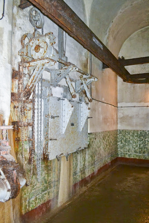 Ligne Maginot - HACKENBERG - A19 (Ouvrage d'artillerie) - Bloc 8
Casemate d'artillerie
Réceptacle pour les douilles usagées au pied du bloc - PAVEL Jan