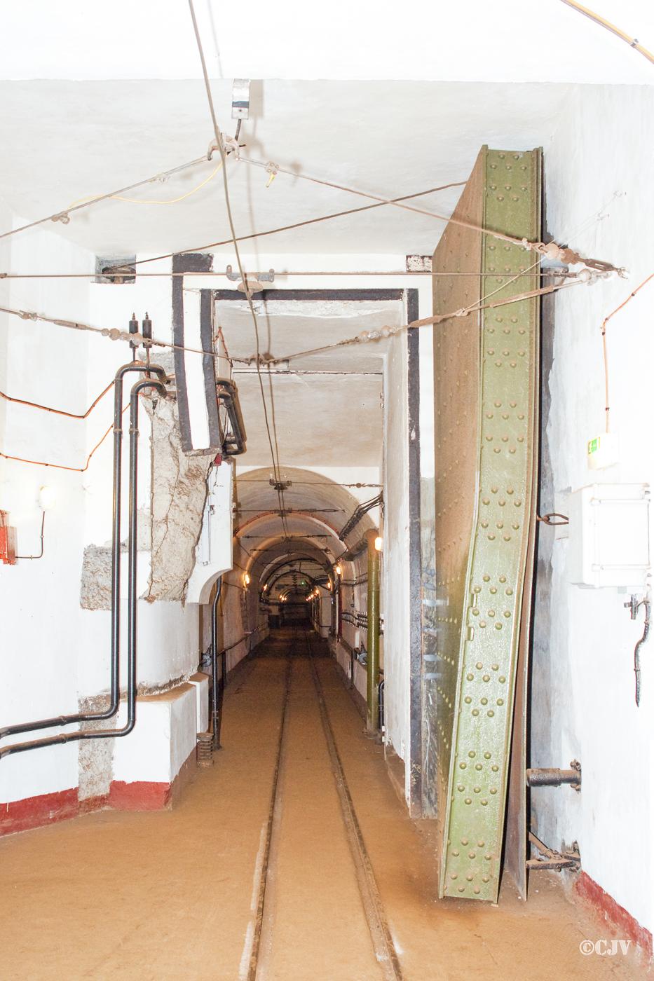 Ligne Maginot - HACKENBERG - A19 (Ouvrage d'artillerie) - La porte pare-souffle, découpée par les allemands pour faire passer les machines outils - Lia VERMEULEN