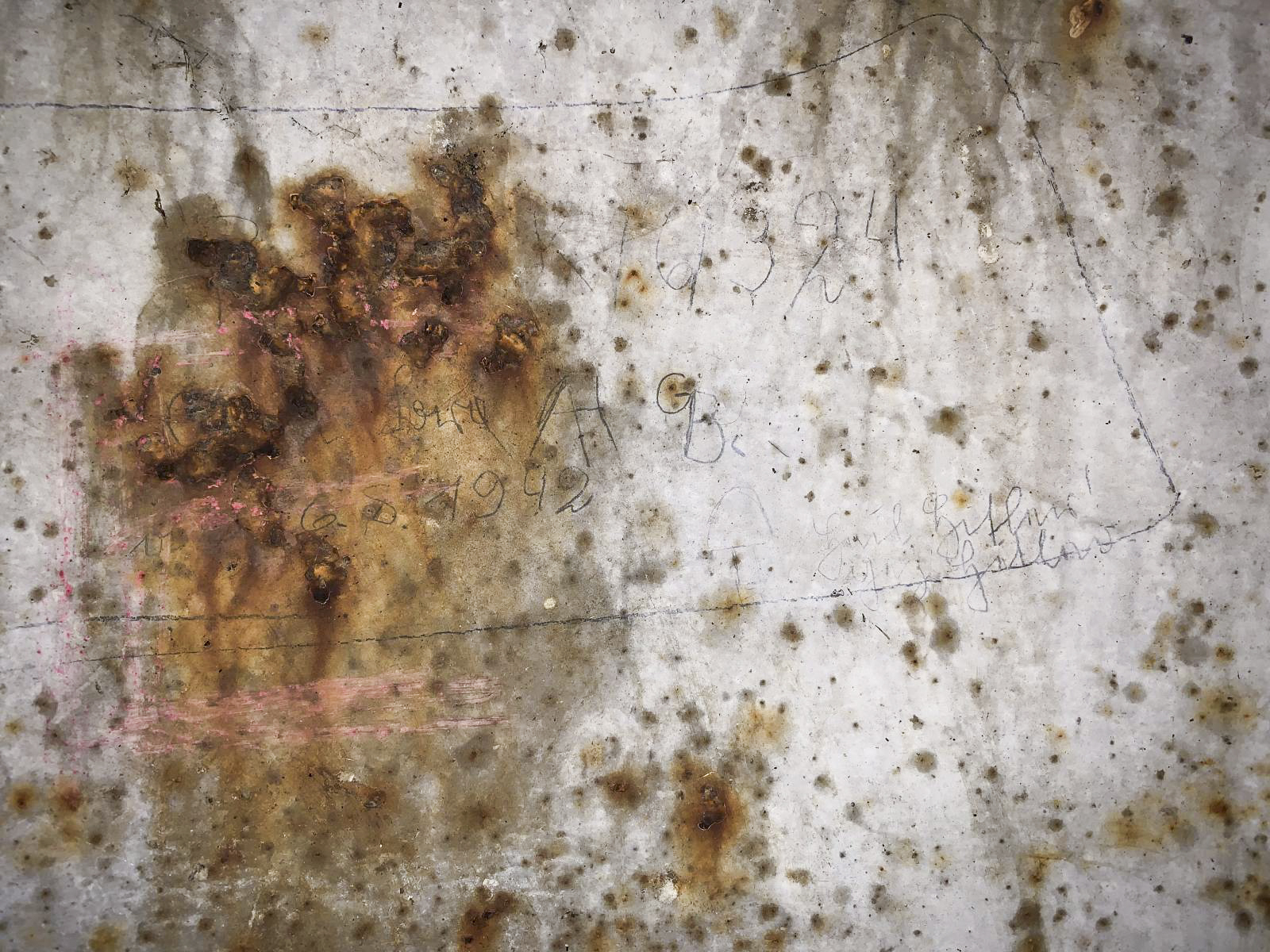 Ligne Maginot - HUTTINGUE - (Ouvrage d'infanterie) - Graffitis dans la coupole Ouest - Laurent Mokry