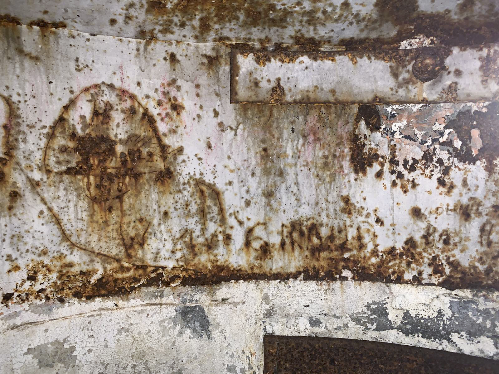 Ligne Maginot - HUTTINGUE - (Ouvrage d'infanterie) - Graffitis dans la coupole Ouest - Laurent Mokry