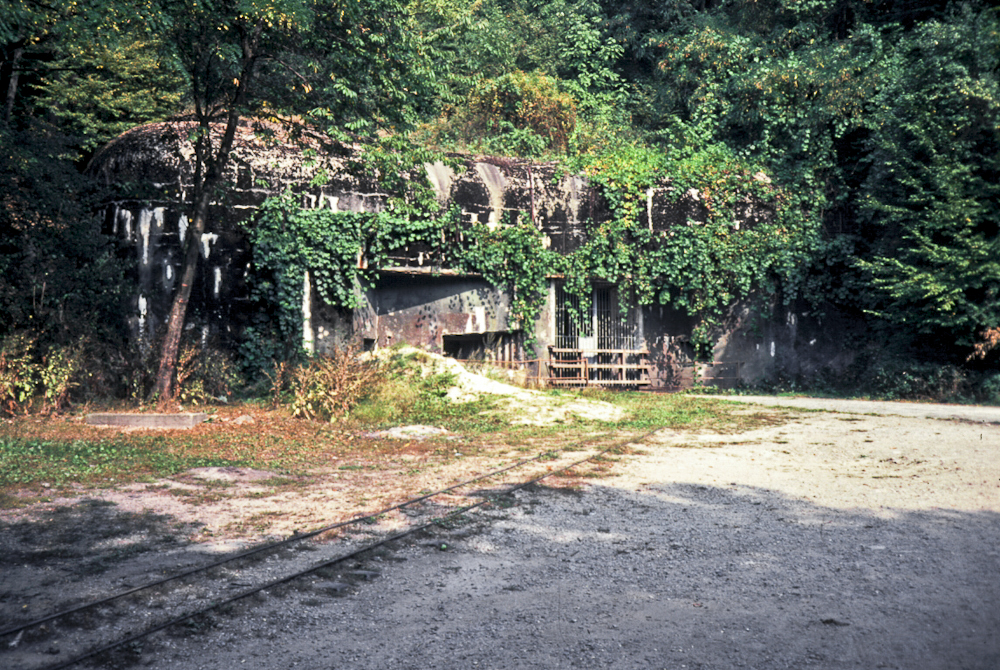 Ligne Maginot - GALGENBERG - A15 - (Ouvrage d'artillerie) - Entrée munitions
1982 - Michel Teiten