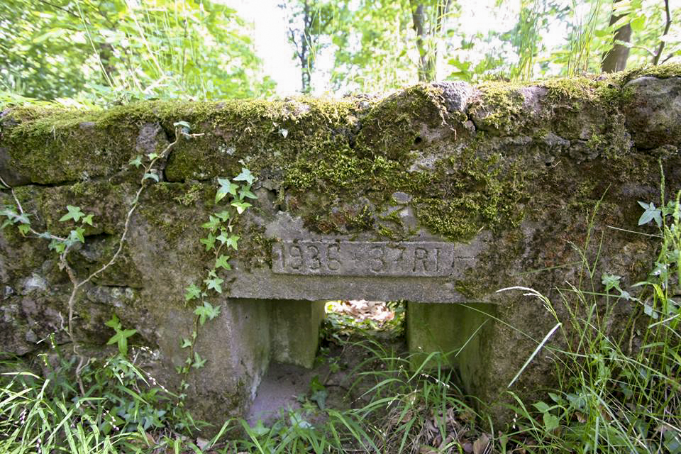 Ligne Maginot - CHATEAU NEUF 3 (Blockhaus pour arme infanterie) - Le créneau bétonnée et son cartouche - GRAMI