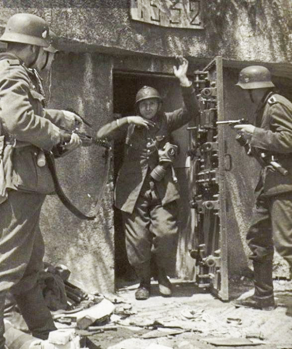 Ligne Maginot - CLAIRIERE - (Blockhaus pour arme infanterie) - 'Reconstitution' allemande destinée à la propagande.
Photo parue dans le magazine Signal en juillet 1940 - Inconnu