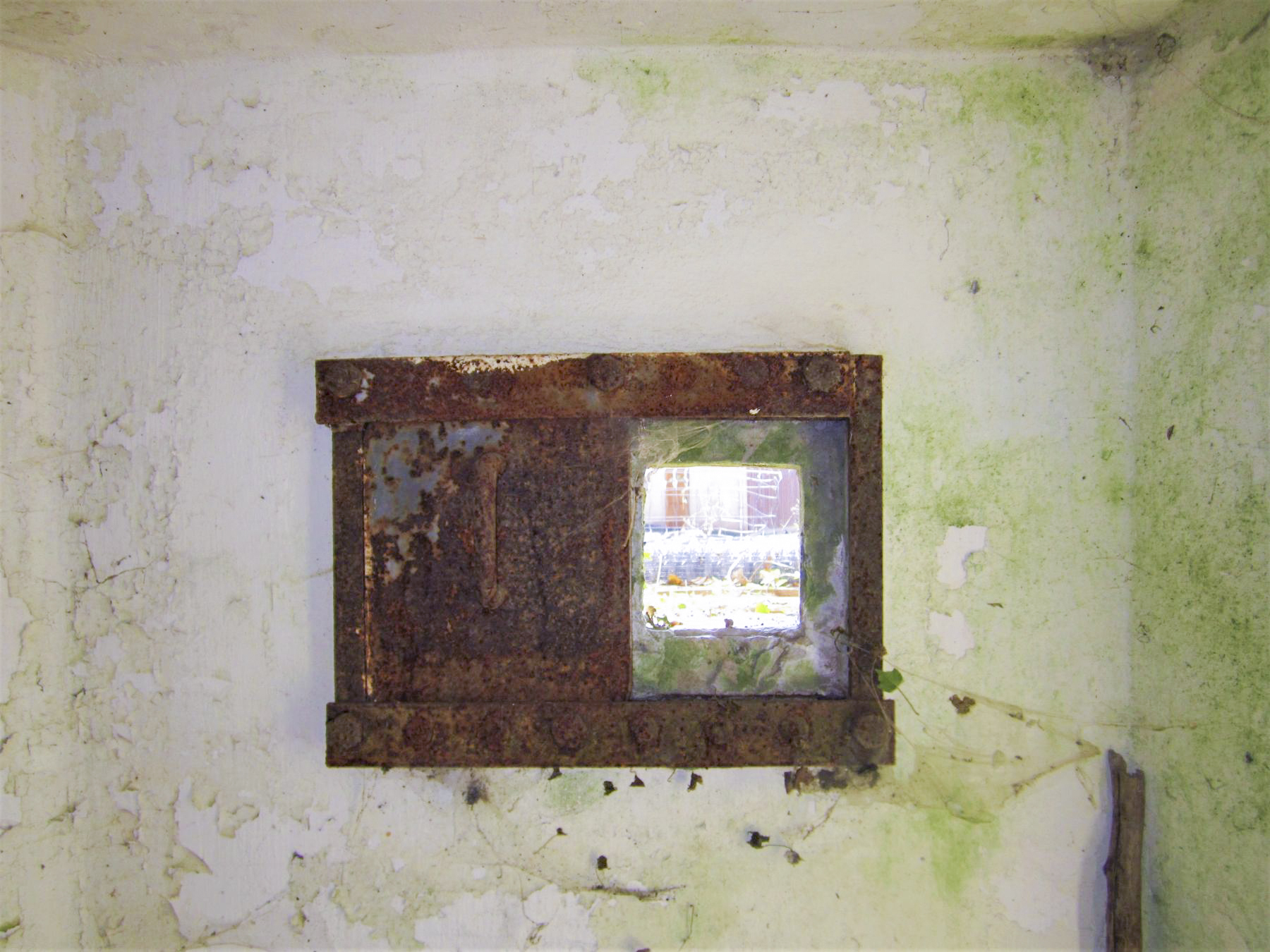 Ligne Maginot - FM32 - NONNENHARDT MAISON FORESTIERE 1 - (Blockhaus pour arme infanterie) - Créneau arrière droit - Gregory Fuchs