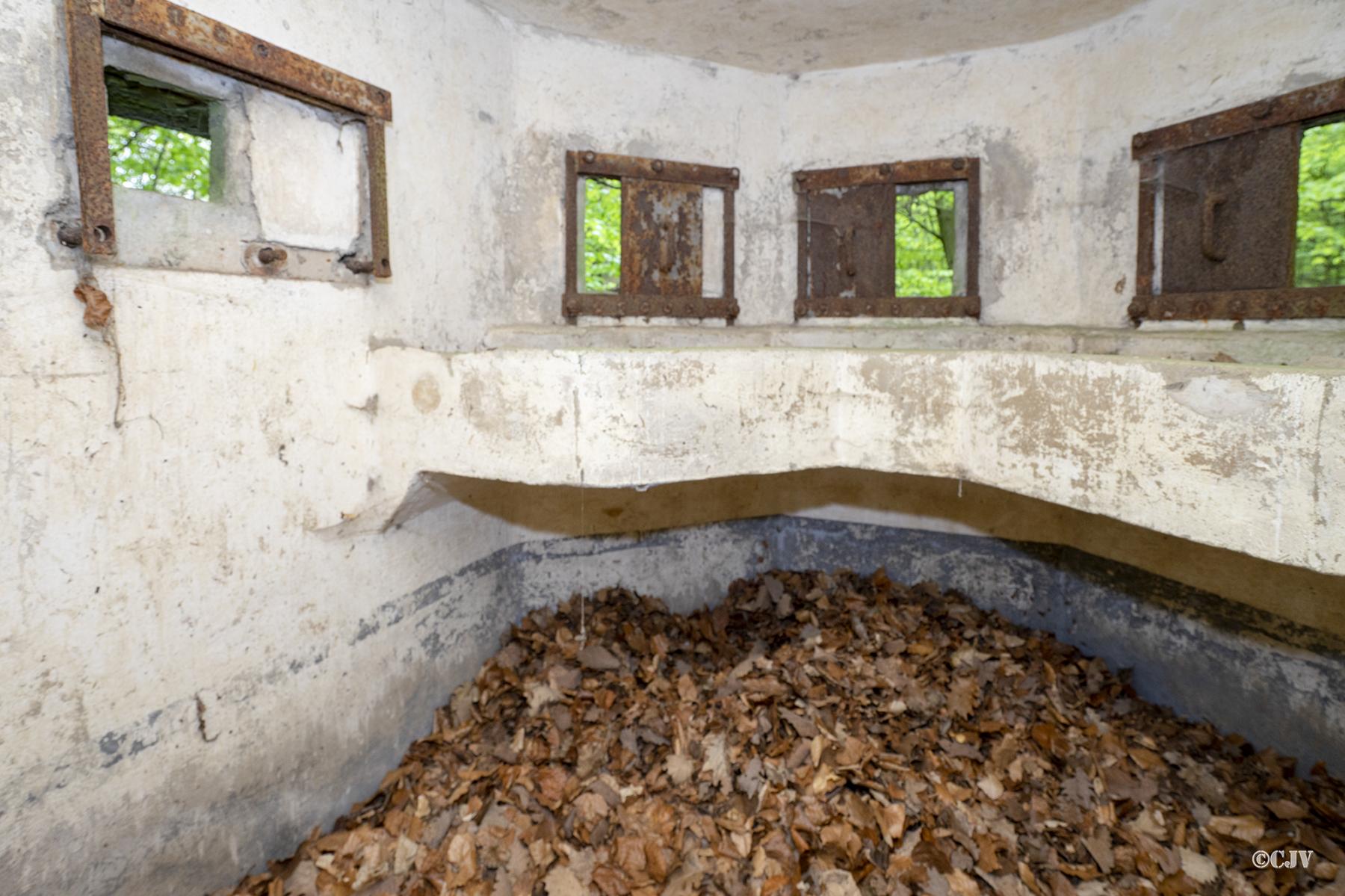 Ligne Maginot - FM33 - NONNENHARDT CENTRE 3 - (Blockhaus pour arme infanterie) - Créneaux frontaux et créneau gauche - Lia VERMEULEN