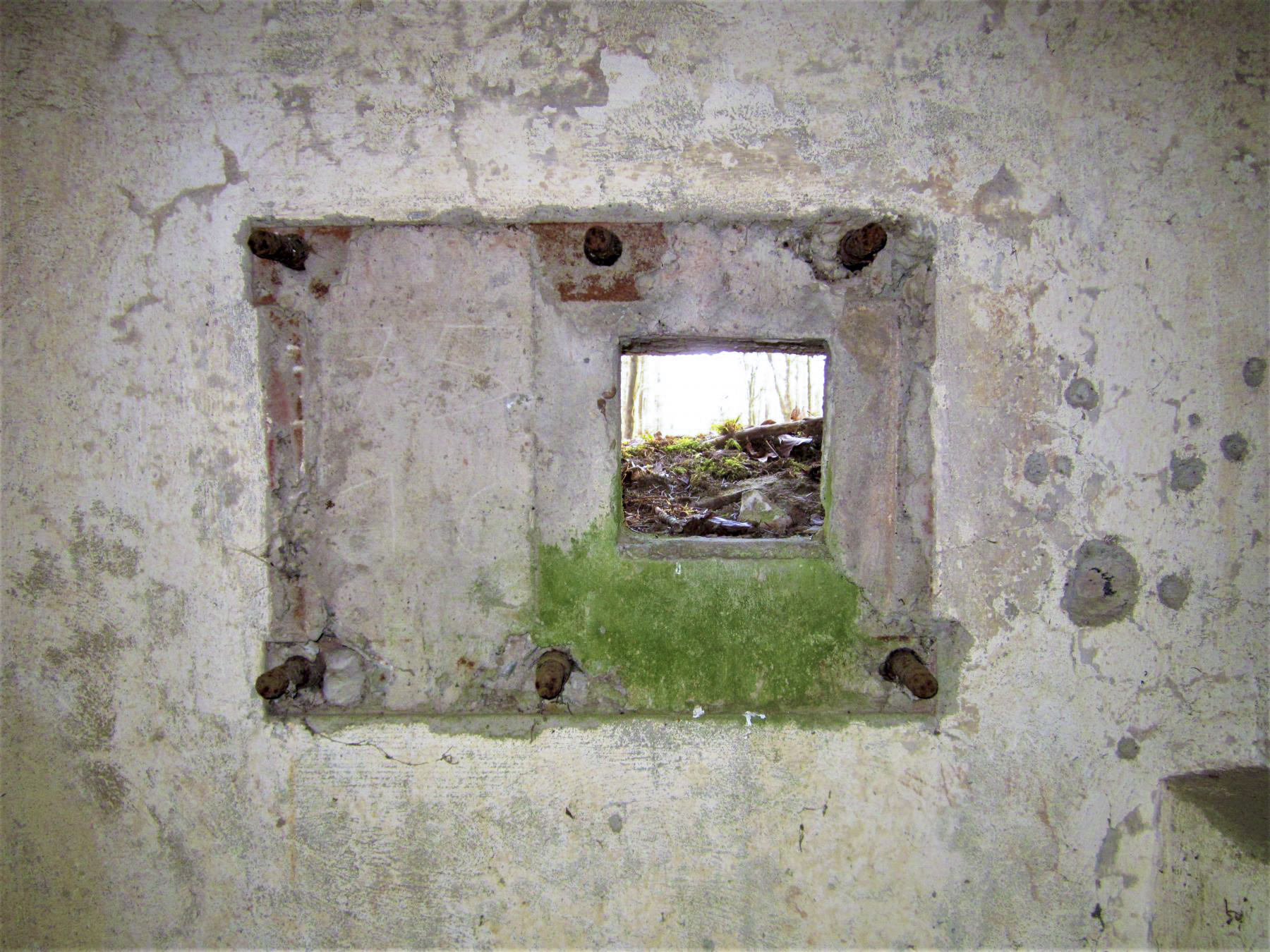 Ligne Maginot - FM31 - NONNENHARDT CENTRE 4 - (Blockhaus pour arme infanterie) - Créneau latéral gauche - Gregory Fuchs