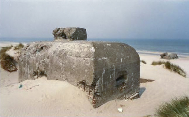 Ligne Maginot - B1BIS - LA ROCHELLE - (Blockhaus pour arme infanterie) - Vu du sud-est, le bloc B2bis, et sur la plage, l'observatoire B1. - legarsdunord et Ph F.