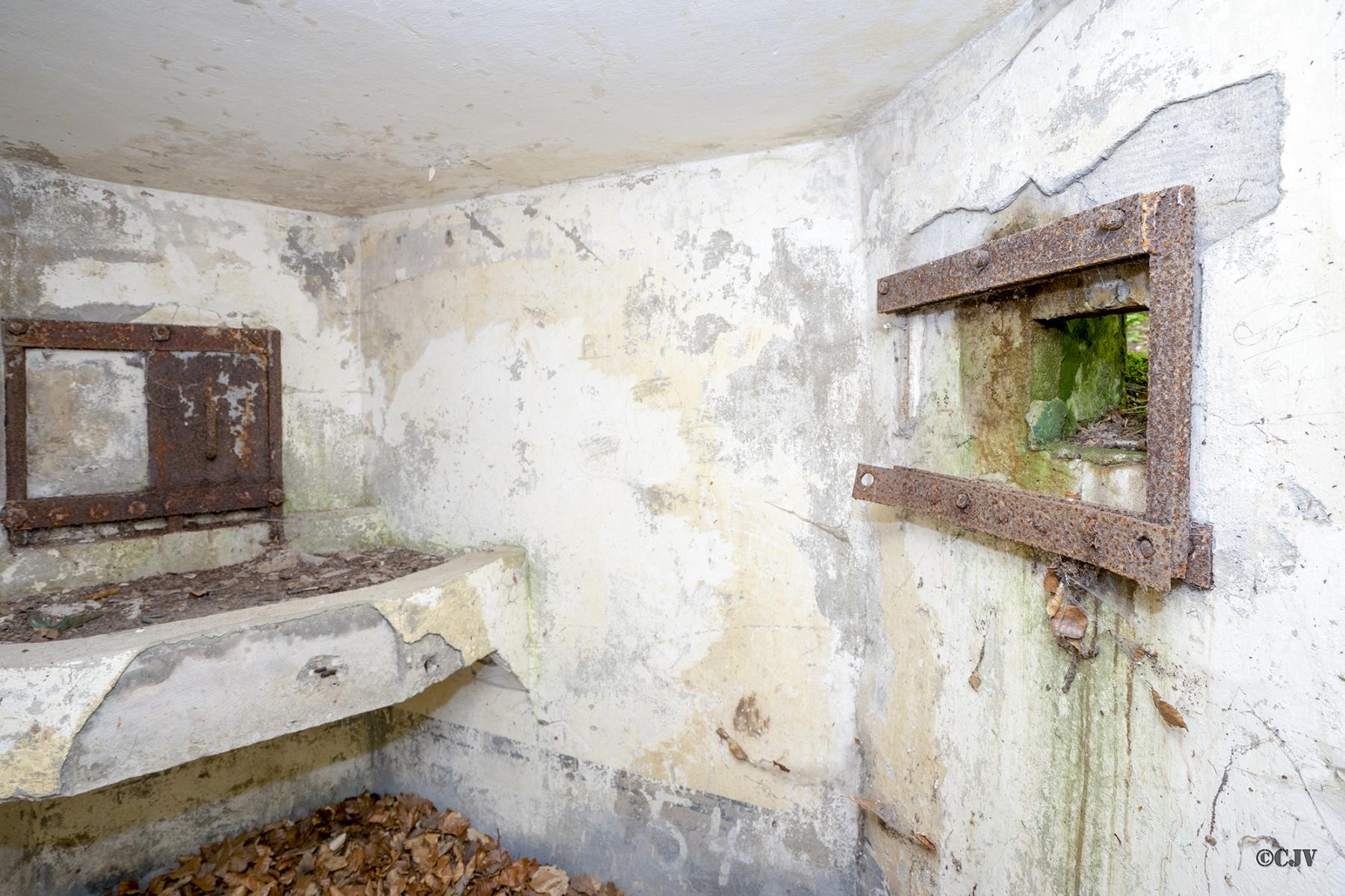 Ligne Maginot - FM45 - NONNENHARDT CENTRE 2 - (Blockhaus pour arme infanterie) - Créneau frontal et créneau droit - Lia VERMEULEN