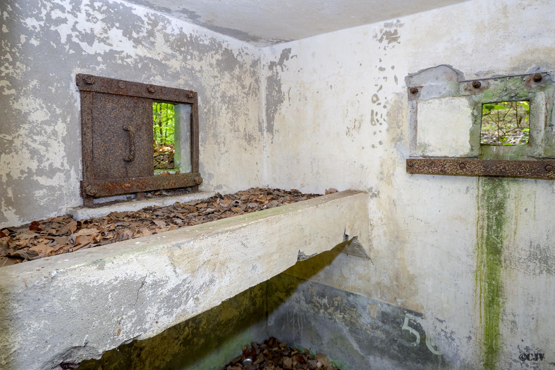 Ligne Maginot - FM46 - NONNENHARDT CENTRE 5 - (Blockhaus pour arme infanterie) - Créneau frontal et latéral gauche - Lia VERMEULEN