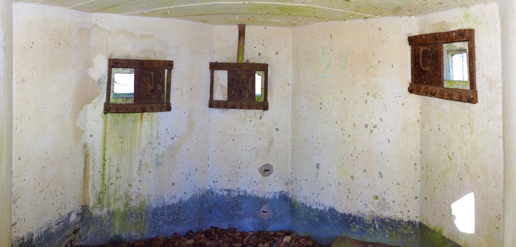 Ligne Maginot - FM39 - DIEBSKOPF 1 - (Blockhaus pour arme infanterie) - Chambre de tir, noter le créneau latéral droit décalé en hauteur - Baptiste GAUDIN