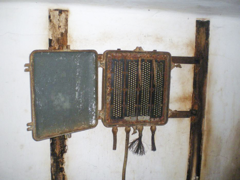 Ligne Maginot - G2 - (Chambre de coupure) - Le répartiteur téléphonique, matériel datant de la réfection du réseau dans les années 50 - donceuh