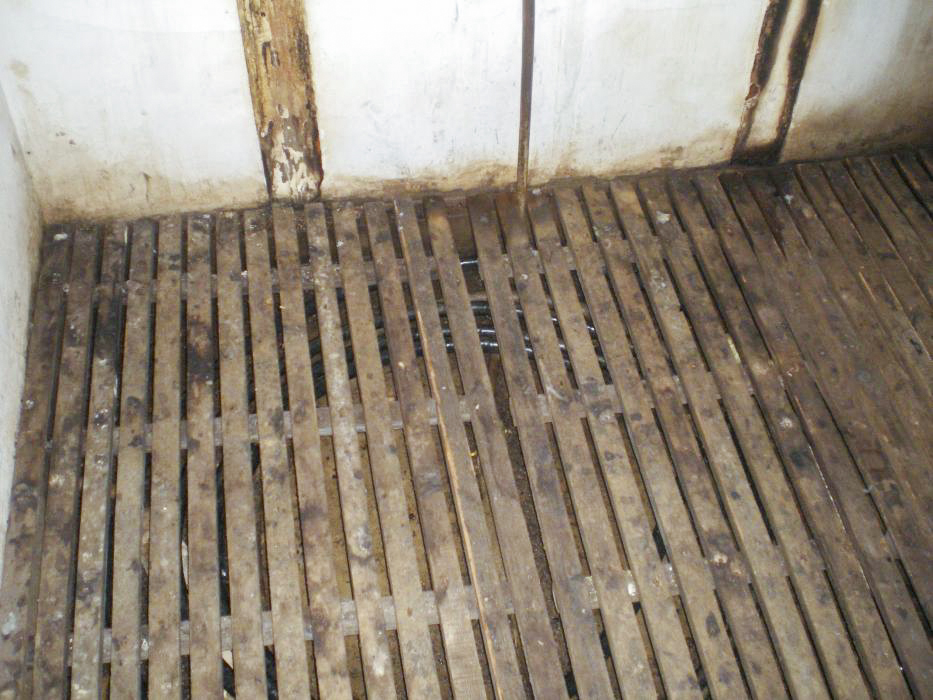 Ligne Maginot - G2 - (Chambre de coupure) - Le plancher sous lequel circulent les câbles téléphoniques. Cette disposition est à priori spécifique aux chambres construites par la DTF de Strasbourg - donceuh