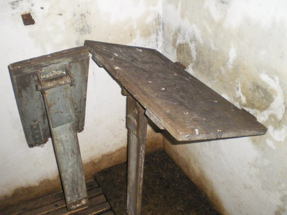 Ligne Maginot - G2 - (Chambre de coupure) - Table et banc destiné aux exploitants du réseau pour replier leurs documents - donceuh